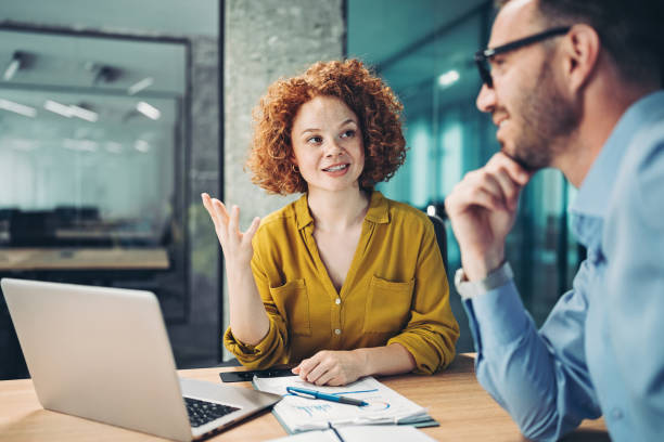 construyendo negocios exitosos juntos - explicar fotografías e imágenes de stock