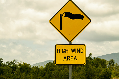 Señal de advertencia de viento alto photo