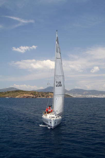 les voiliers naviguent par temps venteux dans les eaux bleues de la mer égée - sailboat storm teamwork competition photos et images de collection