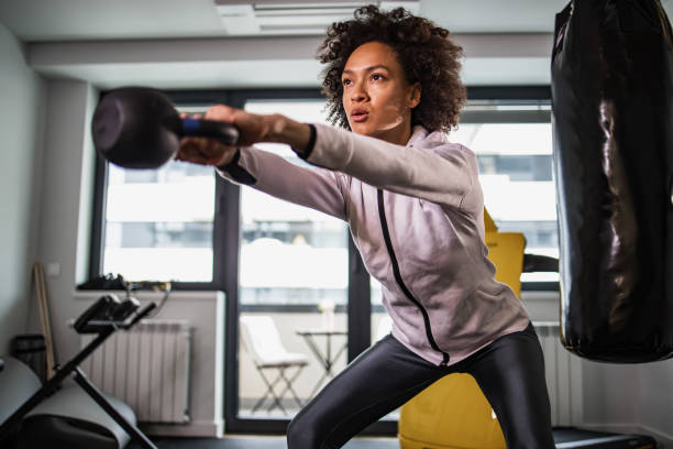 mujer haciendo ejercicio de levantamiento de pesas - entrenamiento con pesas fotografías e imágenes de stock