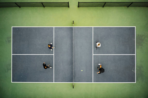 junge erwachsene spielen pickleball - tennis women action lifestyles stock-fotos und bilder