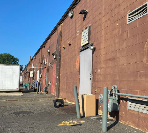 istock Back of Shopping Center 1355172185