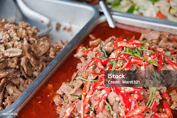 Comida Tailandesa En Un Mercado Foto de stock y más banco de imágenes de Alimento - Alimento, Bandeja, Calor