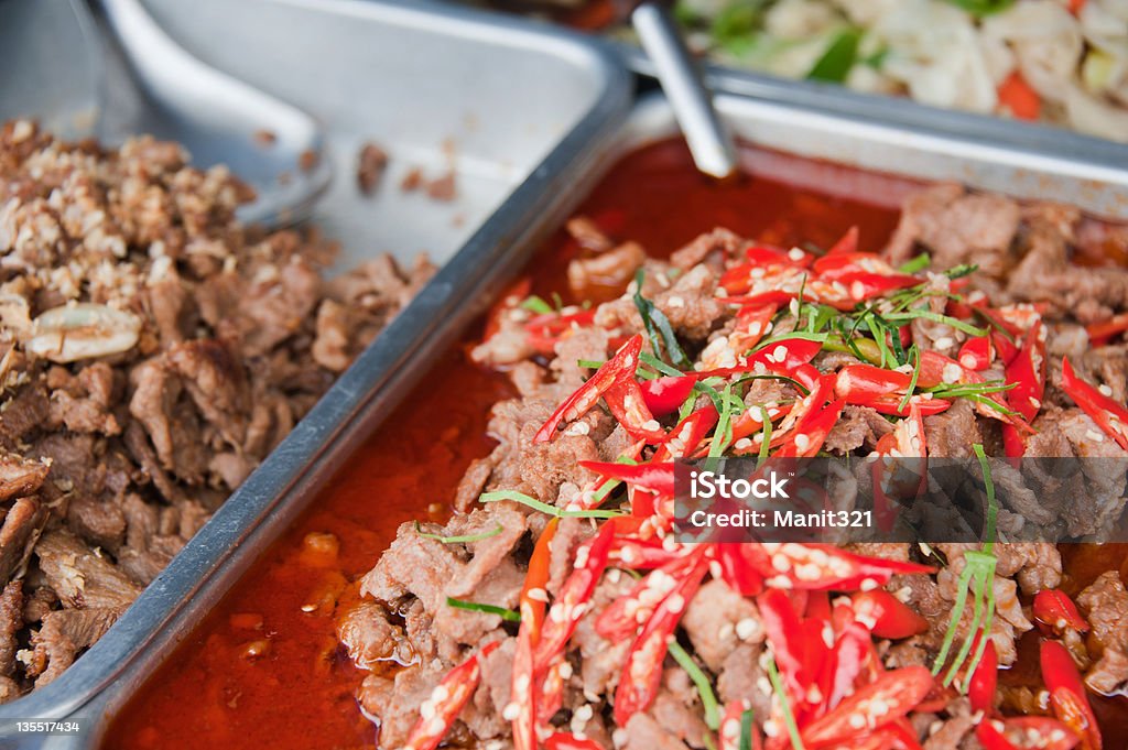 Comida tailandesa em um mercado. - Foto de stock de Bandeja royalty-free