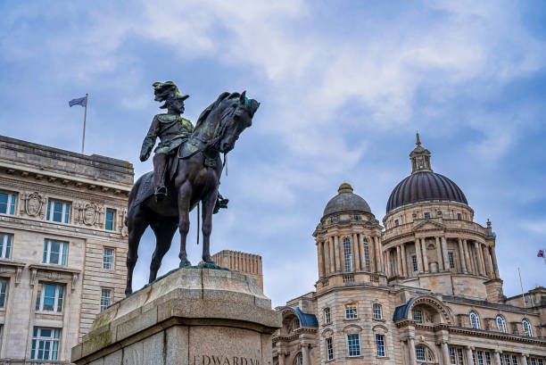 памятник эдуарду vii и здание порта ливерпуля - liverpool western europe northwest england port of liverpool стоковые фото и изображения