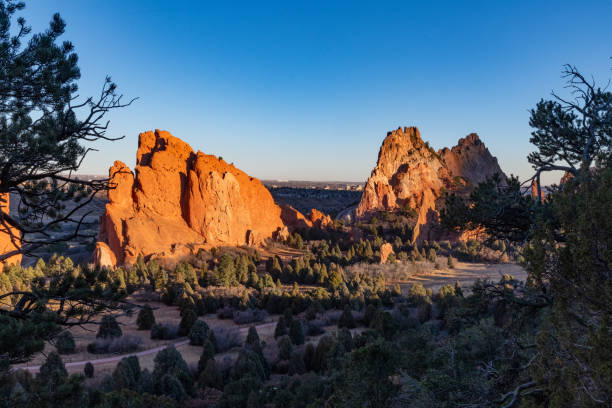 formaciones rocosas de arenisca del jardín de los dioses - garden of the gods fotografías e imágenes de stock