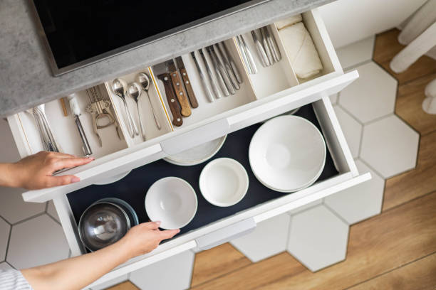 draufsicht moderne hausfrau räumt küchenschrank bei allgemeiner reinigung oder aufräumen auf - schublade stock-fotos und bilder