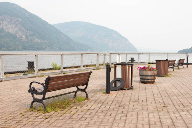 cold spring pier lungo il fiume hudson con vista sulla storm king mountain a cold spring new york - cold spring foto e immagini stock