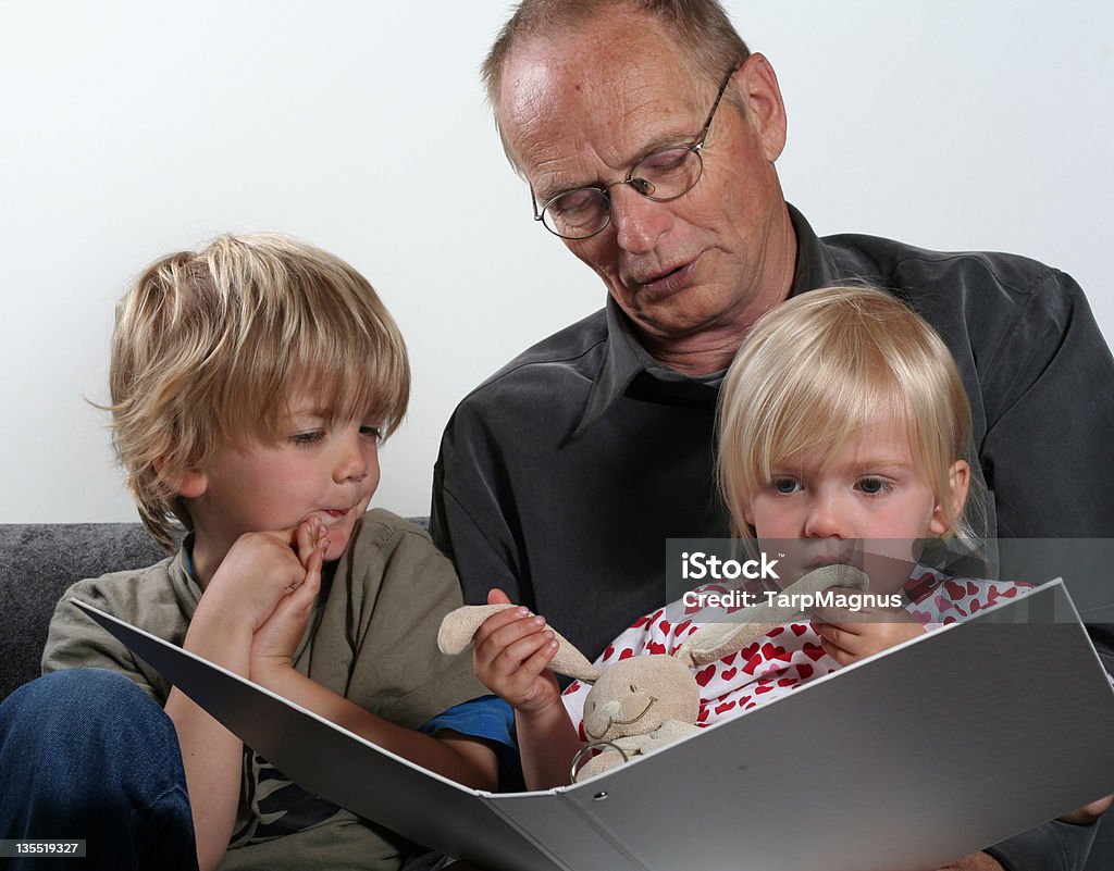 Großvater ist Lesen - Lizenzfrei Kaninchen Stock-Foto