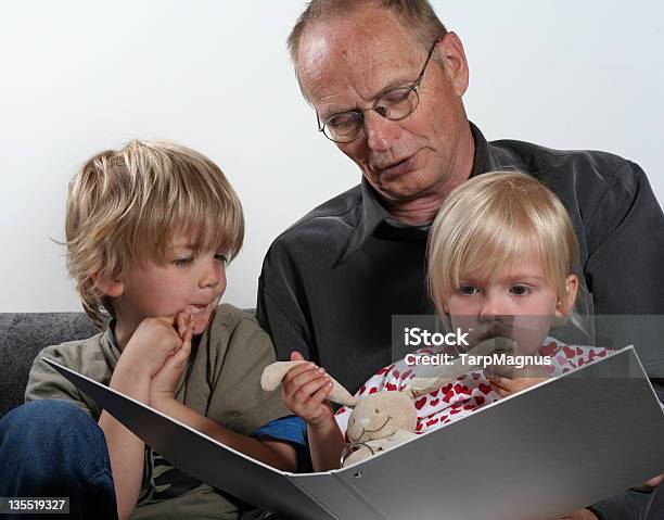 Großvater Ist Lesen Stockfoto und mehr Bilder von Kaninchen - Kaninchen, Lesen, Alter Erwachsener