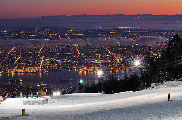 grouse mountain night ski runs and downtown vancouver - burrard inlet bildbanksfoton och bilder