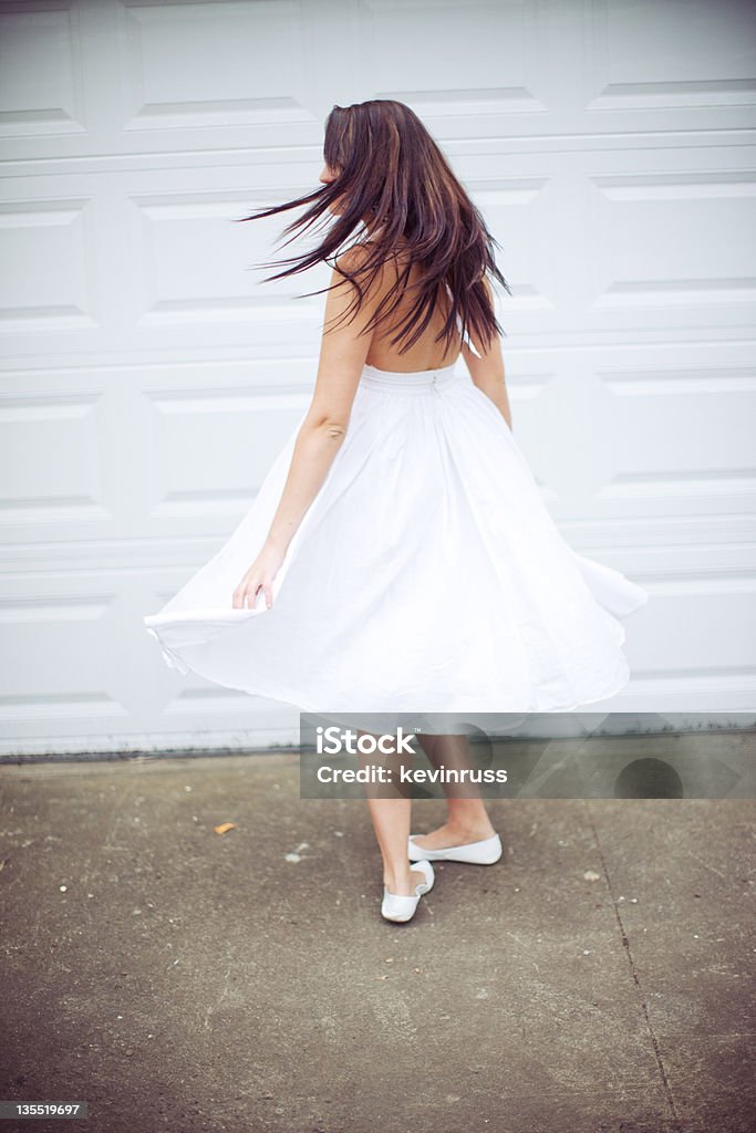 Joven mujer en vestido blanco alrededor de Spinning - Foto de stock de Adulto libre de derechos