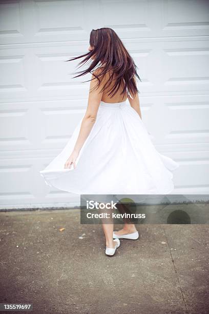 Joven Mujer En Vestido Blanco Alrededor De Spinning Foto de stock y más banco de imágenes de Adulto