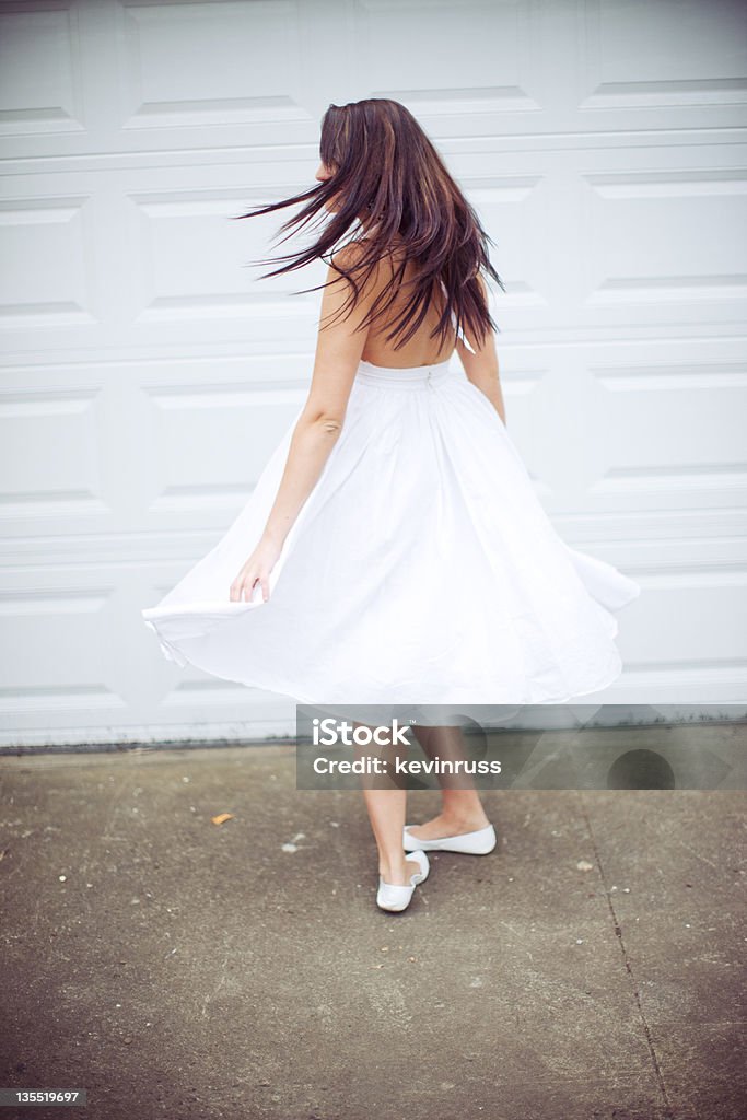 Jovem mulher no vestido branco Spinning ao redor - Foto de stock de Adulto royalty-free