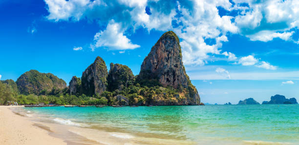 railay beach en tailandia - phuket province beach blue cliff fotografías e imágenes de stock