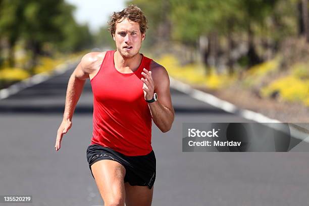 Deporte Hombre Corriendo Foto de stock y más banco de imágenes de Correr - Correr, Hombres, Maratón