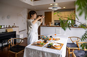 昼食を食べる前に食べ物の写真を撮る日本人女性