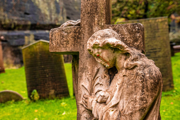 cementerio de santiago con estatua de ángel y cruz - uk cathedral cemetery day fotografías e imágenes de stock