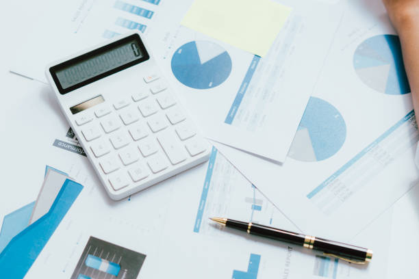 grafico aziendale, rapporto di vendita, calcolatrice, penna, concetto finanziario e contabile. - budget foto e immagini stock