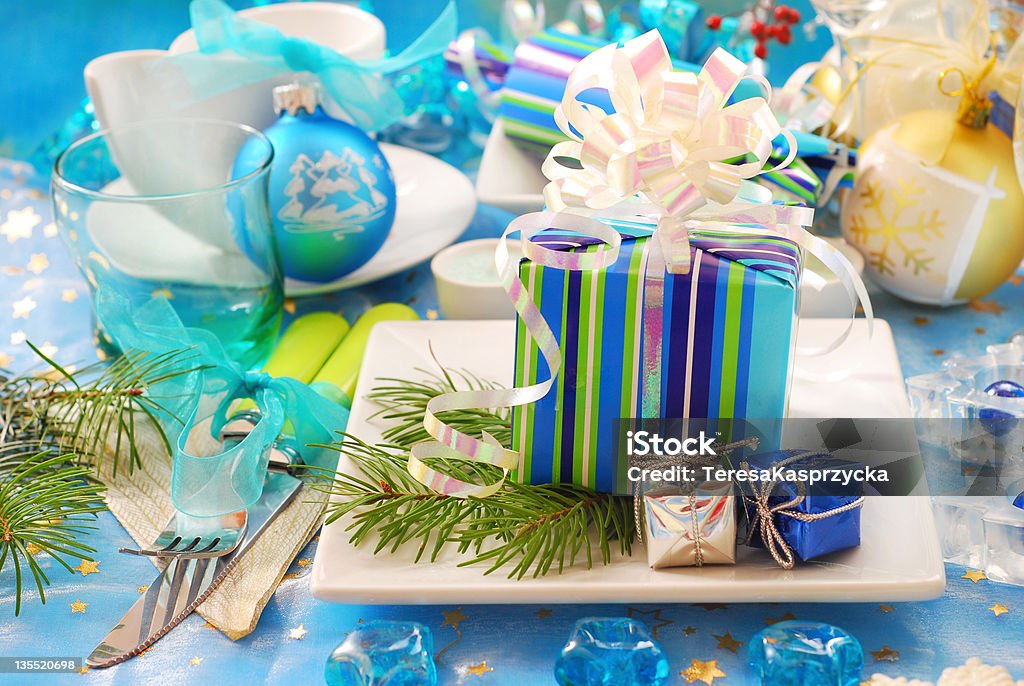 Mesa de Navidad con regalo decoración en la placa - Foto de stock de Abeto libre de derechos