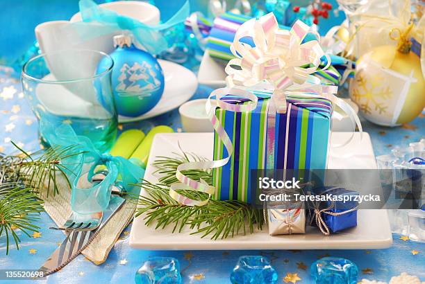 Mesa De Navidad Con Regalo Decoración En La Placa Foto de stock y más banco de imágenes de Abeto - Abeto, Adorno de navidad, Arreglar