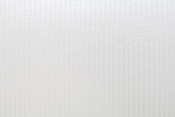 plastica in policarbonato, materiale trasparente uso superficiale in plastica ondulata per pareti divisorie o coperture. sfondo e texture. - pc foto e immagini stock