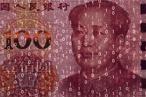 Billete de yuan de China con número binario para la transformación de la tecnología de banca digital y el concepto de moneda criptográfica. photo