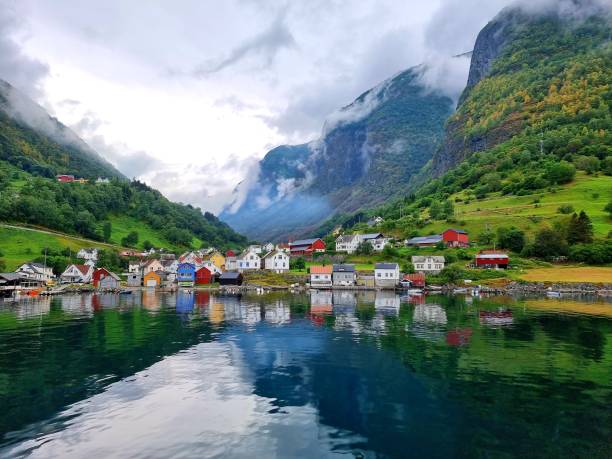 undredal, norvège, au fond du sognefjord - sognefjord photos et images de collection