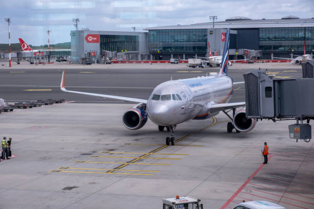 aeroflot airbus a320 taxis à teminal à l’aéroport d’istanbul. aeroflot est la compagnie nationale et la plus grande compagnie aérienne de la fédération de russie. - aeroflot photos et images de collection