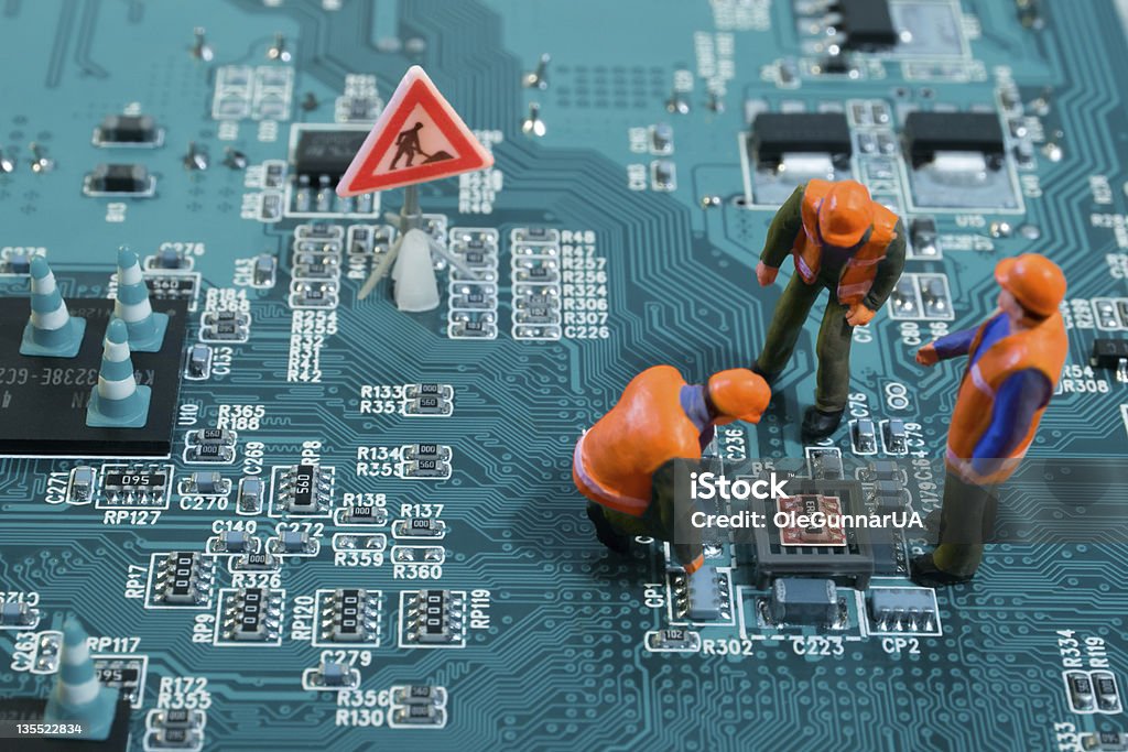 Números de seres humanos, fique de pé e agache em um motherboard - Foto de stock de Ornamento royalty-free