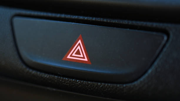 автомобиль аварийная кнопка.красный треугольник - air duct flash стоковые фото и изображения