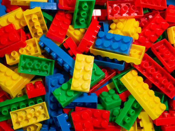 教育や子供のコンセプトのためのプラスチック製のおもちゃムティ色 - ブロック ストックフォトと画像