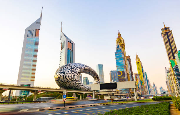 musée du futur de dubaï et l’hôtel emirates towers le matin ou au lever du soleil. dubai skyline une vue depuis sheikh zayed road. - futuristic dubai city traffic photos et images de collection