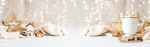 정물, 마시멜로를 곁들인 커피 한 잔, 나무 장식, 촛불, 흰색 배경에 스웨터가 달린 크리스마스 조명, 아늑한 집의 집 장식. 겨울 주말 컨셉의 배너 - hot drink 이미지 뉴스 사진 이미지