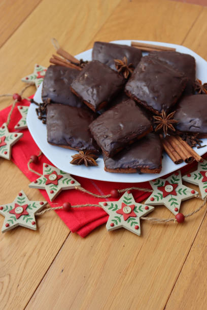 galletas festivas tradicionales italianas llamadas mostaccioli o mustaccioli en un plato sobre servilleta roja con decoraciones en la mesa - christmas anise star anise clove fotografías e imágenes de stock