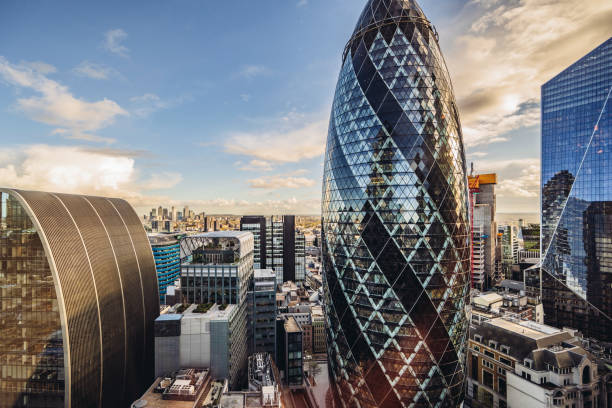 rascacielos comerciales en la ciudad de londres - 30 st mary axe fotografías e imágenes de stock