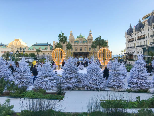 카지노 스퀘어, 몬테 카를로, 모나코에서 크리스마스 트리와 가짜 눈 - fake snow santa claus christmas christmas decoration 뉴스 사진 이미지