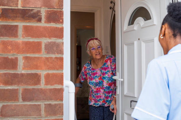 istock Community Nurse Doing a House Call 1355254296