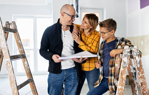 matka, ojciec i syn rozmawiają o zmianach podczas remontu domu - house construction residential structure family zdjęcia i obrazy z banku zdjęć