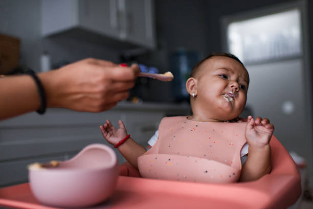 먹는 것을 거부하는 유아용 의자에 앉아 있는 아기 - baby eating child mother 뉴스 사진 이미지