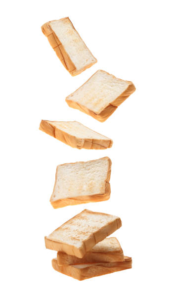 in scheiben geschnittenes toastbrot fällt isoliert auf weißem hintergrund - getoastet stock-fotos und bilder
