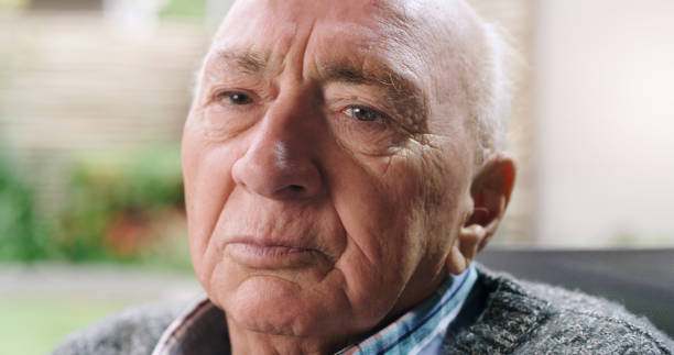 ritratto ravvicinato del volto di un uomo anziano a casa - senior adult fragility human eye wrinkled foto e immagini stock