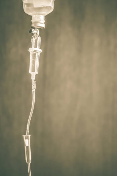 goteo intravenoso de medicamentos en el hospital. - iv drip chemotherapy drug bag intensive care unit fotografías e imágenes de stock