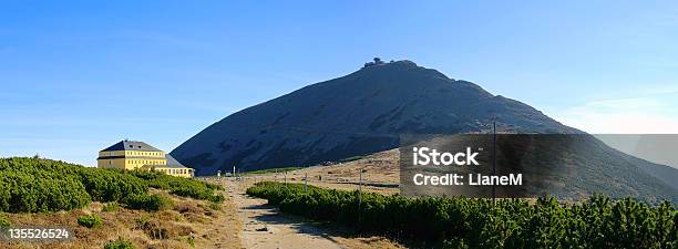 Foto de Sniezka e mais fotos de stock de Montanha - Montanha, Boêmia, Cabana de Madeira