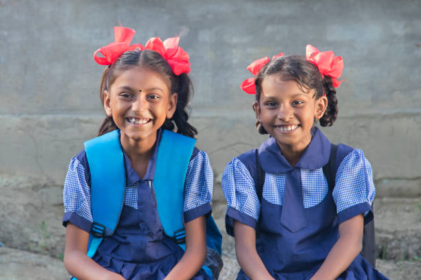 portrait de filles rurales indiennes en uniforme scolaire - schoolgirl photos et images de collection