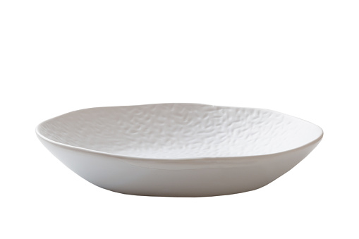 Placa redonda de cerámica blanca aislada sobre fondo blanco. vista en perspectiva photo