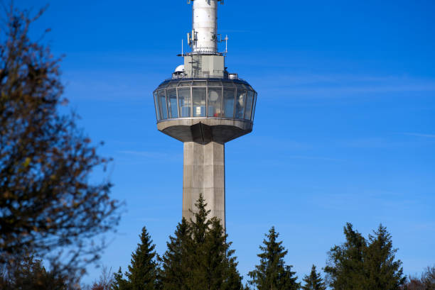 antena de comunicações no topo da montanha. - swisscom - fotografias e filmes do acervo