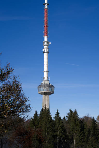 antena komunikacyjna na szczycie góry. - swisscom zdjęcia i obrazy z banku zdjęć