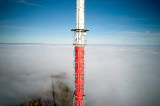 antena de comunicações no topo da montanha. - swisscom - fotografias e filmes do acervo