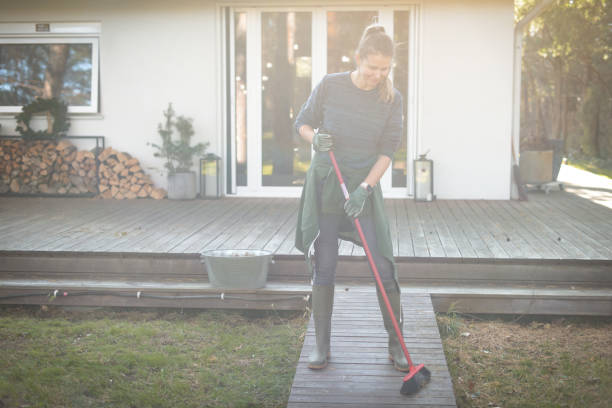 kobieta pracująca w ogrodzie ( dom) - cottage autumn wood woods zdjęcia i obrazy z banku zdjęć